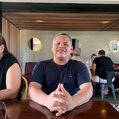 Contador Público. Por el ser que mi Dios mediante mis padres me dió, amo a mi familia, mi vida y mi profesión. Gracias.