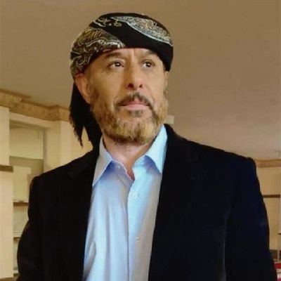 علمنا يرفرف وينشد طرب ~
فداء له عيوني وكل العيون
فدينا وطنا بشيبة وشاب ~
ونحن على العهد نحمل كفن
وحق الشهادة علينا وجب ~
وطنا نكون فيه او لانكون
