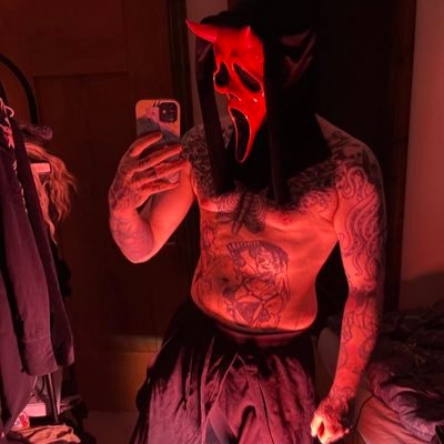 18+, NSFW // 27 // alt tattooed // content creator // gamer // cosplayer // poly