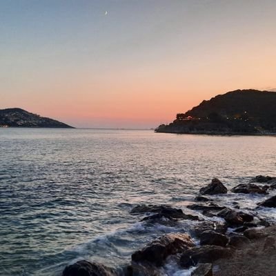 ATATÜRKÇÜ…Mimar, Sosyolog, Siyaset Bilimci, Hukukçu (Adalet Y.O.) Dili yalın…Halk için Halkla..Herhangi bir partinin savunucusu değil..sempatizanı değil..