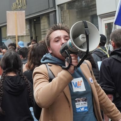 Syndicaliste à temps plein, étudiant à mes heures perdues.
Élu @UEBordeaux au CROUS de Bordeaux-Aquitaine.