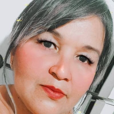 Uma mistura: menina e mulher, feminina e moleca, brava e meiga, complicada e perfeitinha, mas acima de tudo verdadeira, um pouco louca, mas totalmente autêntica