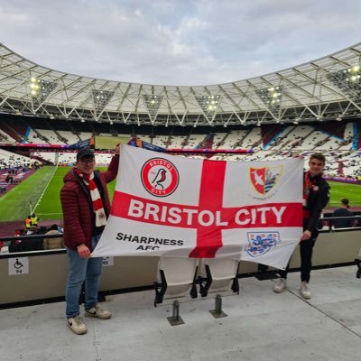 • Bristol City Home & Away 🔴⚪️ •UTS 🦈 • L5 Referee ⚽️