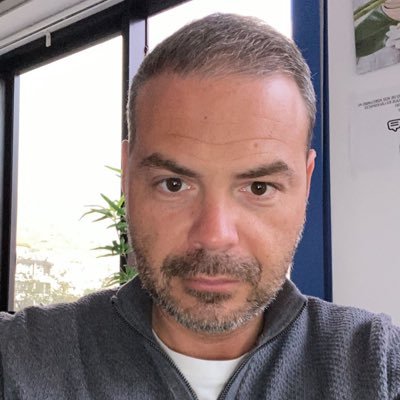 vferbarr's profile picture. 🍷📚🏝️