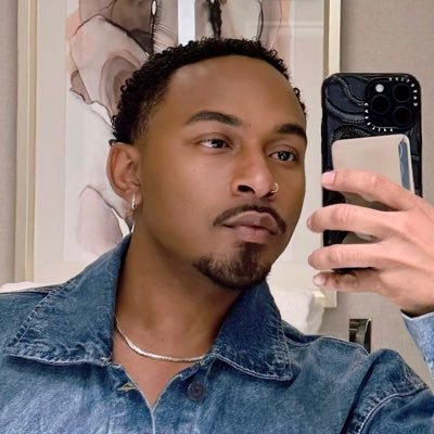 I make music and mind my business. I’m pretty good at both :) 💚 link in my biooo