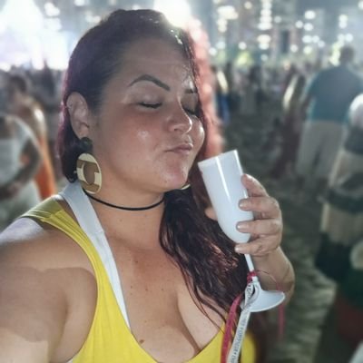 Adoroo praia,mar,sol, musica,dança e arte.e beber faz parte!!Abençoada por ter uma familia maravilhosa!Eu so quero viver la vida loka.. lekee!