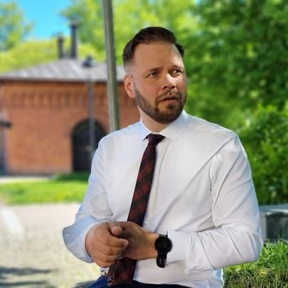 Trebarnspappa, fotbollstränare, soldat och tjänstledig rektor inom SiS. 

Oppositionsråd för Miljöpartiet i Västerås.

#021pol .