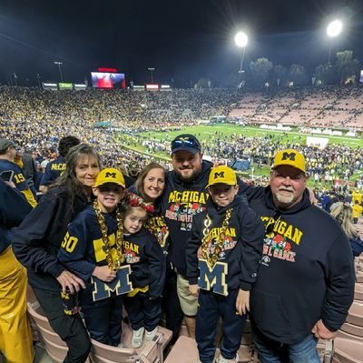 Family over everything!! Husband, Dad to Bobby, Hunter, and Peyton. Then football! Head Coach @hartland_fball E.A.G.L.E. #GoEagles🦅
@umich Grad! #GoBlue