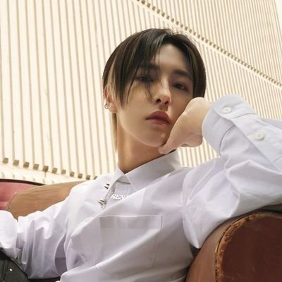 (2000) 𝖩𝗂𝗅𝗂𝗇, 𝖯𝗁𝖺𝗌𝖾 𝗈𝖿 黄仁俊 wander with millions of charms, making himself the Monsieur with a radiant visual that makes everyone fall in awe of him.