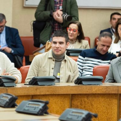 Me encanta la política, herramienta para crear una justicia social que rompa la diferencia de oportunidades y mejore la vida de la gente.  Milito en @PSOE