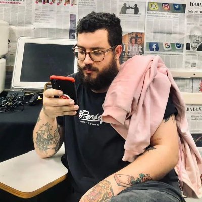 ex-quase professor, ex-cozinheiro, (quase) ex-bartender, locutor freelancer e quase jornalista.
um cara mediano.