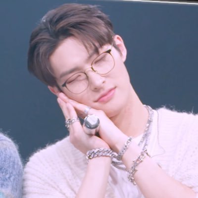 Wh0reforidols's profile picture. BRO WTF WOOYOUNG IS FINE