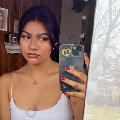 daisyyy1106's profile picture. my brain is just as disorganized as my closet