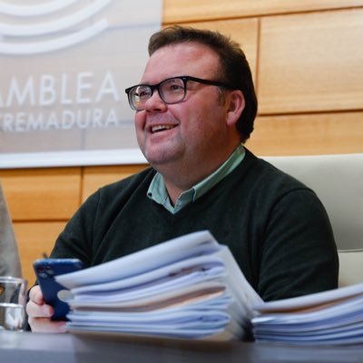 Diputado Autonómico en el Parlamento de Extremadura y Concejal en el Ayuntamiento de Malpartida de la Serena. Orgulloso de servir a mi tierra en cuerpo y alma.