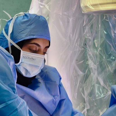 رأيتُ شخصاً عظيماً من بعيد وحين اقتربت ارتطمت بمرآة. ——Orthopedic and Trauma Surgery Resident M.D., Rashid Hospital