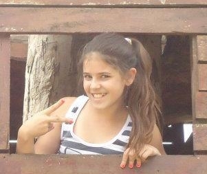 hola... soy yami, tengo el pelo marron y los ojos, soy patinadora, se cantar y bailar...  y amo a mis amigas y amigos--- y me encantaria ser famosa jaja chau...