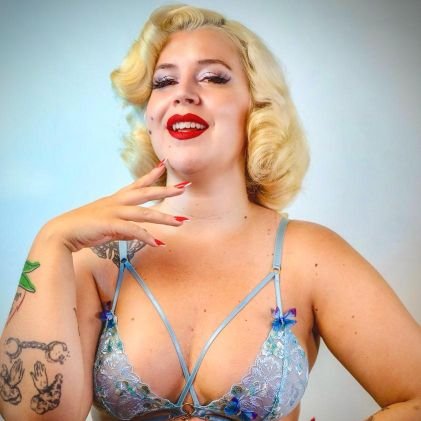 Artista de burlesque 🐱 Body positive ❤️ Modelo vintage 👯