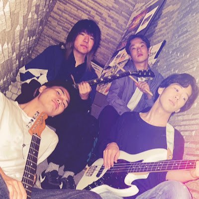 秋田市高校生4人組ロックバンド Vo,gt. @teritama_00xxx1 Gt. @kousentimental2 Ba. @H8p5E3j0urYNKl7 Dr. @aaooii_8823 お問い合わせ・ライブへのお誘いはDMかpineappleonthestreet83@gmail.comまで