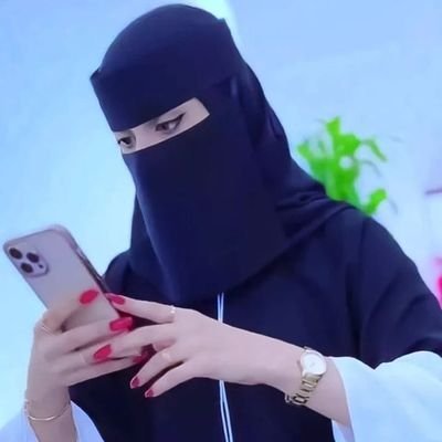 لِلبهاء زُهير بيت يَستقطرُ الدَمع الأبيّ ويجدّد الجُرح المندمل، قال رحمه الله إذ جاءت تودّعه:
وقفتُ أبكي وراحَت وهي باكِيةٌ
   تسير عنِّي قليلًا ثُم تلتفتُ