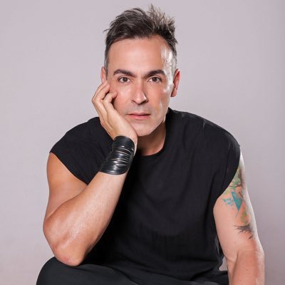 Produtor, Figurinista e Professor de Design de Moda. Mestre em Artes Visuais & Doutor em Design Estratégico.