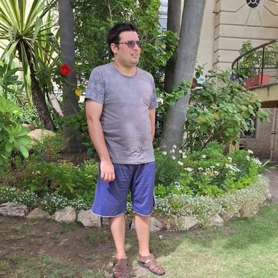 Técnico en Administración y Contador Público. Hincha y socio de Liverpool. 
Defensor de Las Leyes