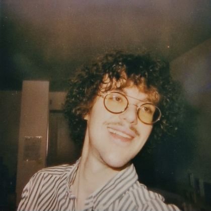 pommierpourpre's profile picture. s'exprime peu, compose & expérimente le beau.