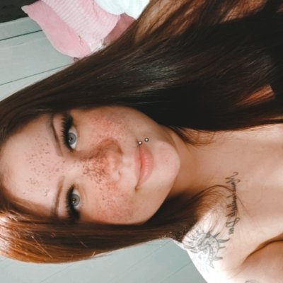 Linda, alcoólatra;
80% do tempo deprimida;
E nas horas vagas fofoqueira profissional🌪️