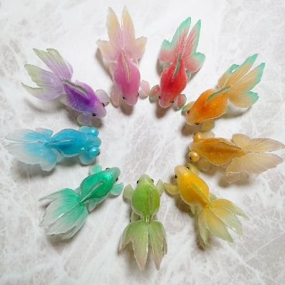 金魚や季節の花々をプラバンを使用して表現しています。
金魚はリアルで可愛いく、花々はふんわりとした花びらを表現出来るように日々試行錯誤しております
作品はminne、creema、BASEで販売しております。 あっ、無言フォロー失礼致します