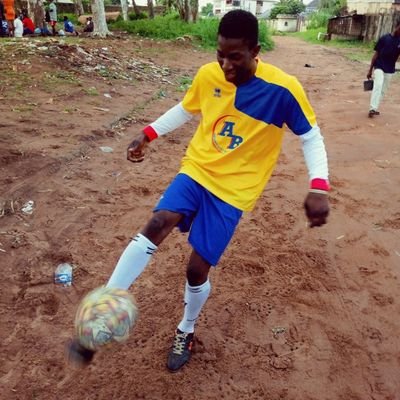 football ⚽ my hobby 🇳🇬💚🤍💚
wish to play  in Europe someday
🙏🙏😑🥺