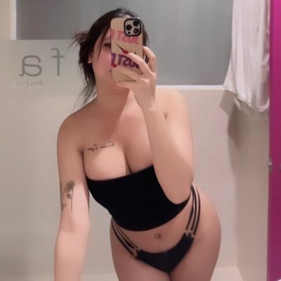 Kokraklari osilgan uchlikdagi yosh ayolning porno videosi