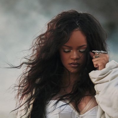 Il fanclub ufficiale italiano di Rihanna - Seguici e resta aggiornato ogni giorno sulla musica, i concerti, il make-up e la moda firmata Rihanna