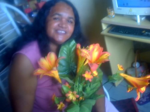 Tremendamente feliz,serva do Deus vivo,companheira, amiga,mulher de oração,amante da Educação,acreditando sempre que o outro tem sempre um lado melhor.