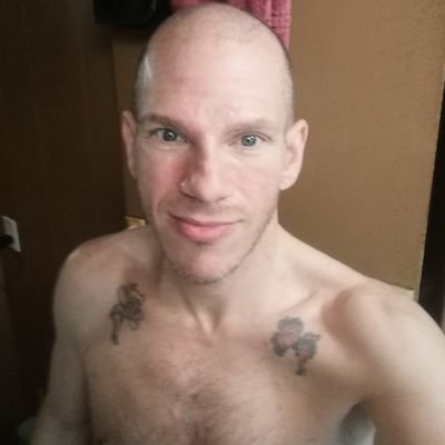 Bareback Bottom ParTy Pig who loves to blow clouds and get sleazy. Very confident and secure with himself unapologetically 🐷😈😜