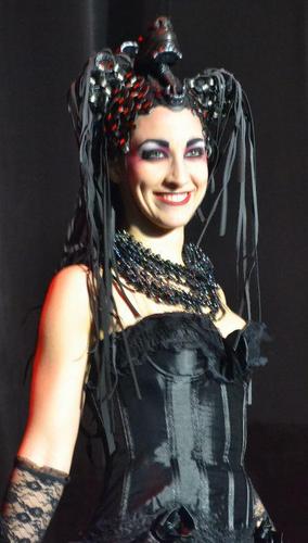 Elisabeth Duguêret est actuellement danseuse au sein de la comédie musicale Dracula ; L'amour plus fort que la mort.