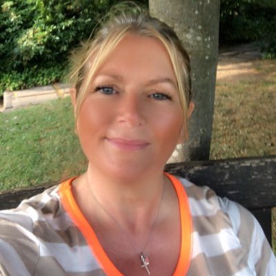 debs_strutt's profile picture. 