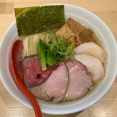 東武スカイツリーライン獨協大学前駅徒歩4分夫婦で営むラーメン屋。厳選した日本酒とクラフトビールが安価で飲めます(*^^*)和え玉などメニューも豊富✨️デザートは250円です！ 店主のアカウントはコチラ@syun_ra_21 ※限定らぁめん、デザートは1週間ごとに切り替わります※2023年6月20日オープンの新店です✨