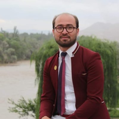 چاره ای نیست این روزها طرح روی جلد آدمهاست که پرفروششان میکند نه متنشان...