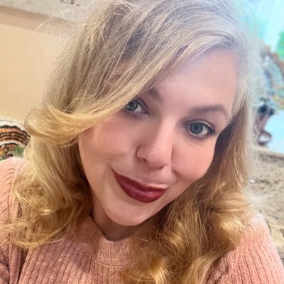 A connoisseur of all things sparkly, a lover of languages and an old fashioned girl who's enchanted by cake. #liberal #Ukraine #MeToo #Blacklivesmatter
