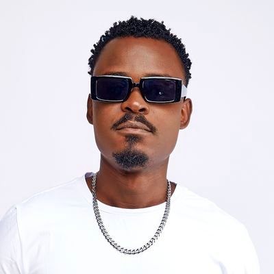 Artiste Rappeur d'origine Camerounaise qui de par sa musique se considère comme un citoyen du monde. D'où Camerouno, suivi des autres nationalités