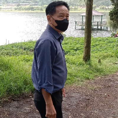 Dia sopirku sekaligus bojoku ...aku bahahagiakan dia dari materi  segalanya.