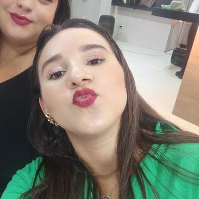 Uma grande gostosa, jornalista e mestranda em ciência política na Federal da Paraíba!