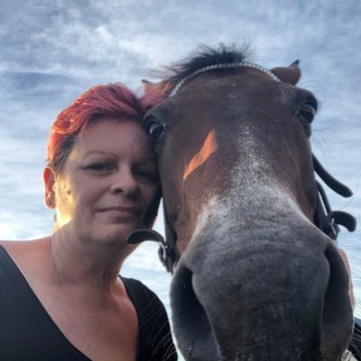 _tracyleigh_'s profile picture. Right brained librarian… craftsy, artsy