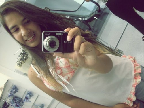 Eu sou aquariana, tenho 15 anos e sou solteira, amoo meus amigos e a minha familia .
