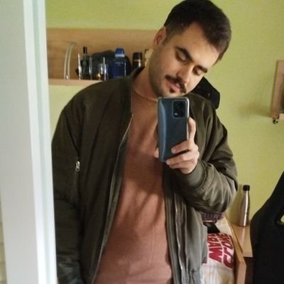 Colecciono sonrisas y tragedias, lo primero a medias, por las prisas.