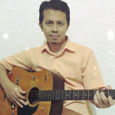 Ayah 4 anak, penulis, blogger, agen asuransi, pencipta lagu, dan penyanyi amatir.