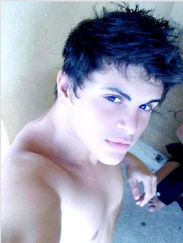 A maior conquista do ser humano e manter o sorriso nos lábios, enquanto o coração explode de dor.
http://t.co/iCAFkvlZjf