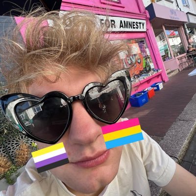 they/he/she (in order of pref) || inniter || i tweet a lot of dum shit || MINOR || dadbur enjoyer || what else do i put || uhhhh || i love my mum?