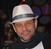 HenriBenjamin's profile picture. Ator, Apresentador, Jornalista, Tradutor, Locutor, Manicure e Pedicure nas horas vagas.