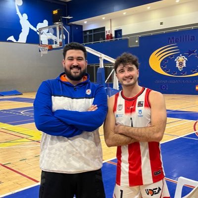 Me muevo entre buena ente y entrenador de baloncesto