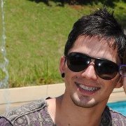 Um sorriso, um abraço apertado, uma música, estar com quem eu gosto, rir até a barriga doer… São coisas simples, mas me faz muito feliz.